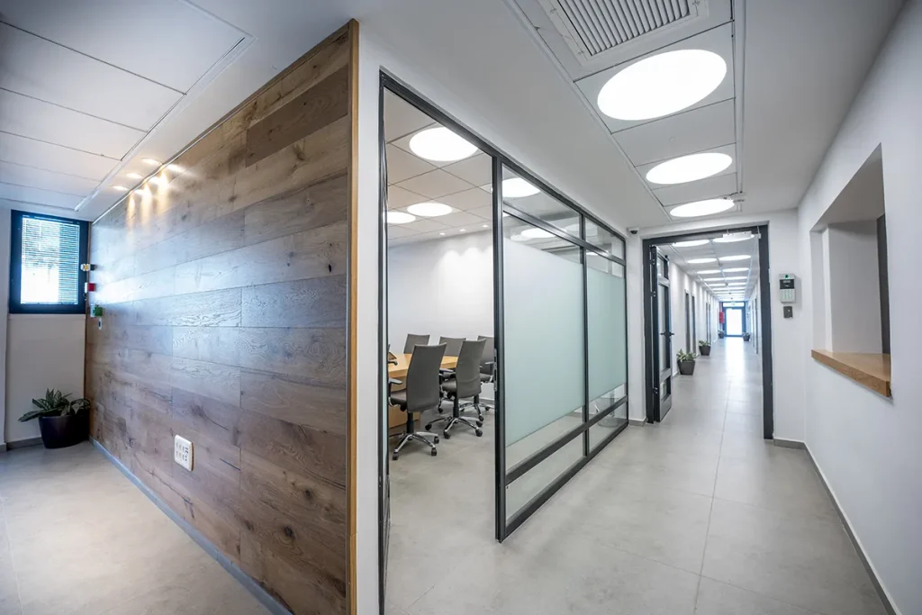 חדר ישיבות ומסדרון מפעל נשר